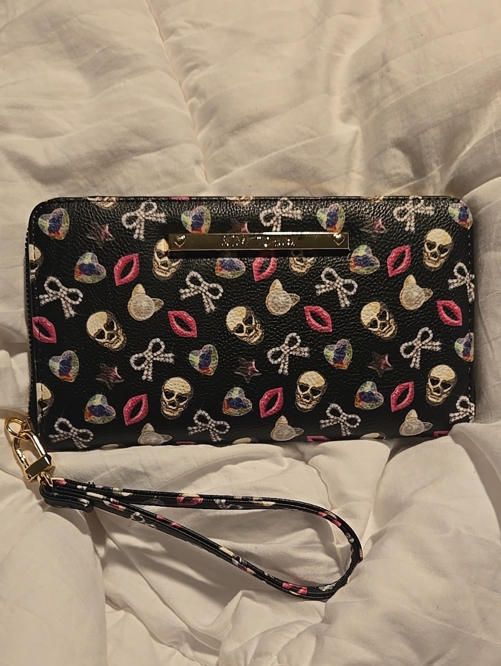 Betsey Johnson Black Skull and Lips Wristlet Wallet